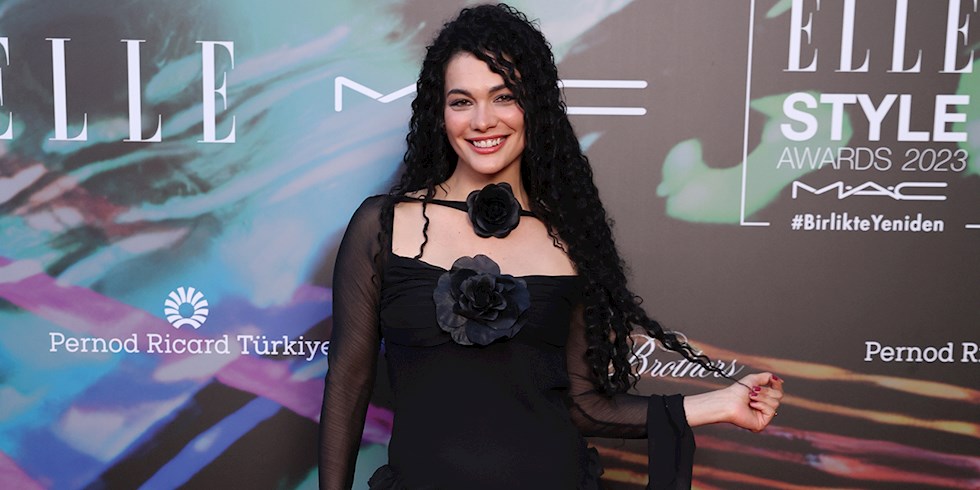 BESTE KÖKDEMİR KIRMIZI HALIDA