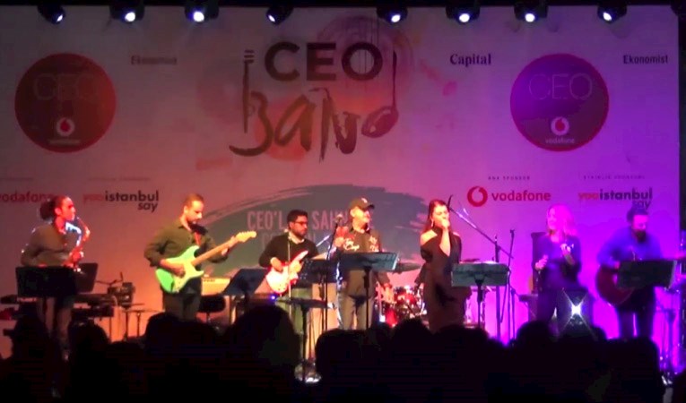 Evrim Aras CEO Band Sahnesinde