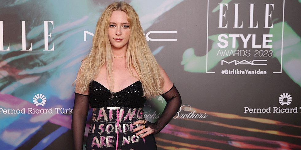 HAYAL KÖSEOĞLU KIRMIZI HALIDA