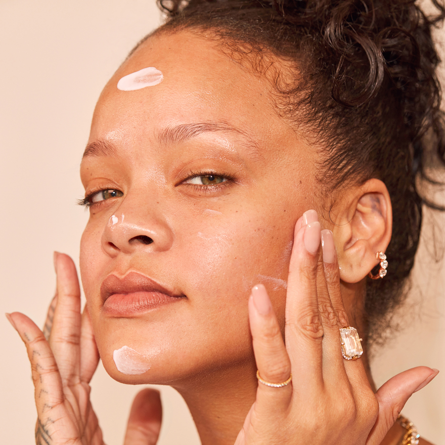 RIHANNAS UMWELTFREUNDLICHE HAUTPFLEGEMARKE IST BEI SEPHORA