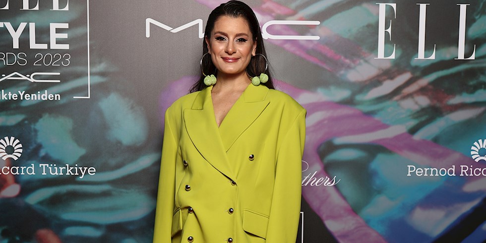 ATİYE'NİN ÇARPICI YEŞİL GÖRÜNÜMÜ