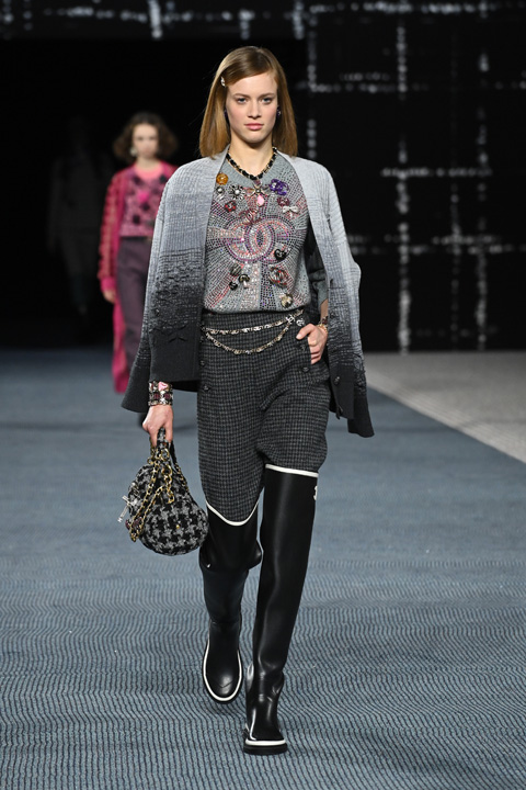 İKONİK TÜVİTE ÖVGÜ: CHANEL SONBAHAR-KIŞ 2022 DEFİLESİ / 26