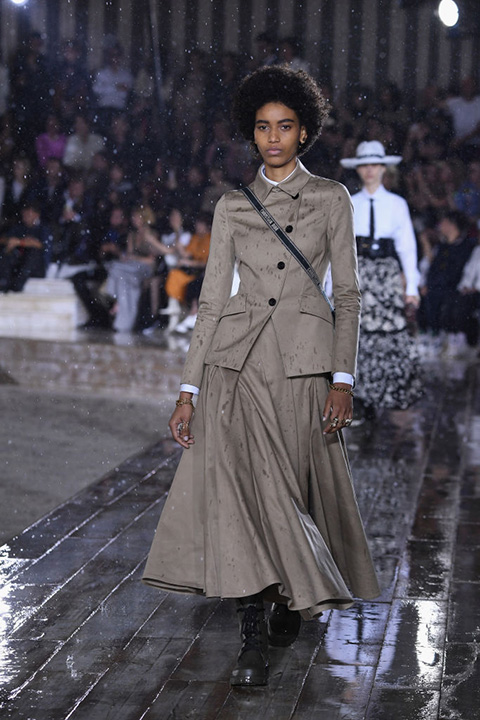 DIOR CRUISE 2019 DEFİLESİNDEKİ YAĞMURU UNUTTURACAK GÖSTERİ / 2
