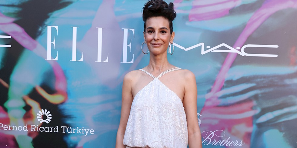 ARZUM ONAN'IN KIRMIZI HALI ŞIKLIĞI