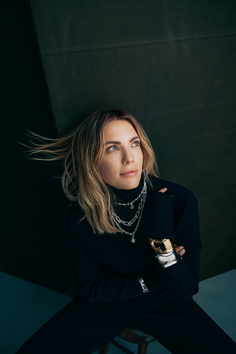 DÜNYAYA SEVGİYLE BAKIYOR: EDA ECE  / 7