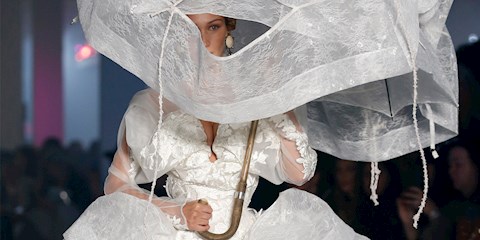 BELLA HADID MARIE ANTOINETTE İLHAMLI BİR GELİNLİK GİYDİ