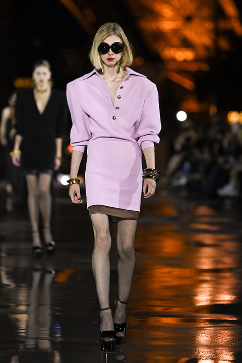 PARİS MODA HAFTASI: SAINT LAURENT İLKBAHAR / YAZ 2022 DEFİLESİ  / 3