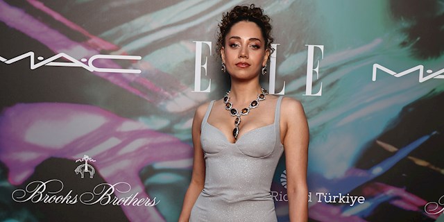 ÖZGE ÖZACAR'IN KIRMIZI HALI STİLİ 