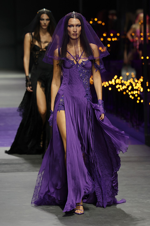 MİLANO MODA HAFTASI: VERSACE İLKBAHAR-YAZ 2023 DEFİLESİ / 29