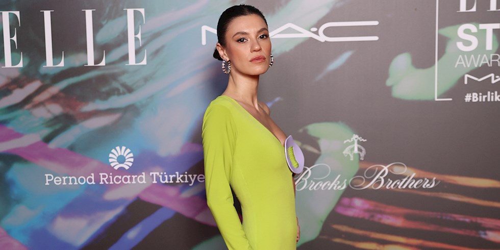 YÜSRA GEYİK'İN KIRMIZI HALI STİLİ