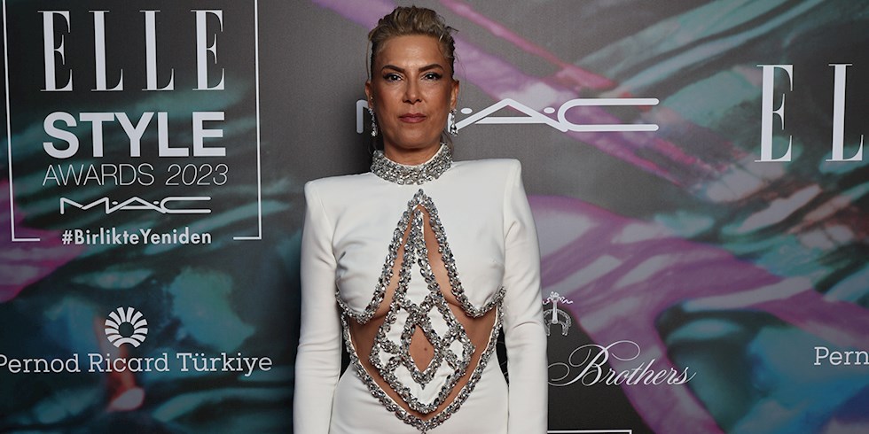 ŞEBNEM DÖNMEZ'İN KIRMIZI HALI ŞIKLIĞI