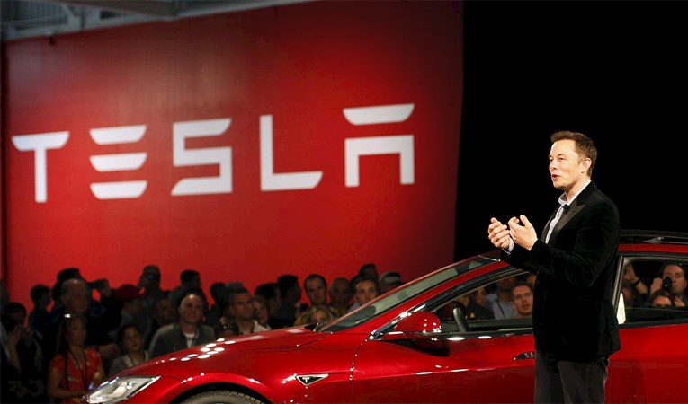 Elon Musk, 6,9 milyar dolar değerinde Tesla hissesi sattı