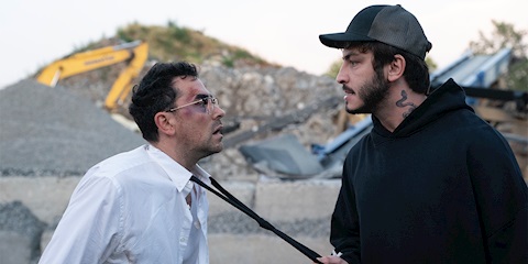 Boran Kuzum, Dan Levy’nin Yeni Dizisi "Big Mistakes"te: Resmi Fragman ve İlk Kareler Yayında
