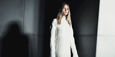 Moda Dünyası Daha Renkliyken 2026’nın Pantone Rengi Neden Beyaz?