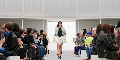 Paris Moda Haftası Loewe İlkbahar/Yaz 2027: Eski Dünya, Yeni Dünya