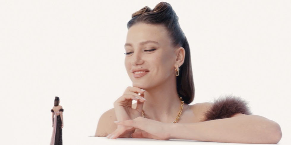 YILIN ELLE KIZI: SERENAY SARIKAYA