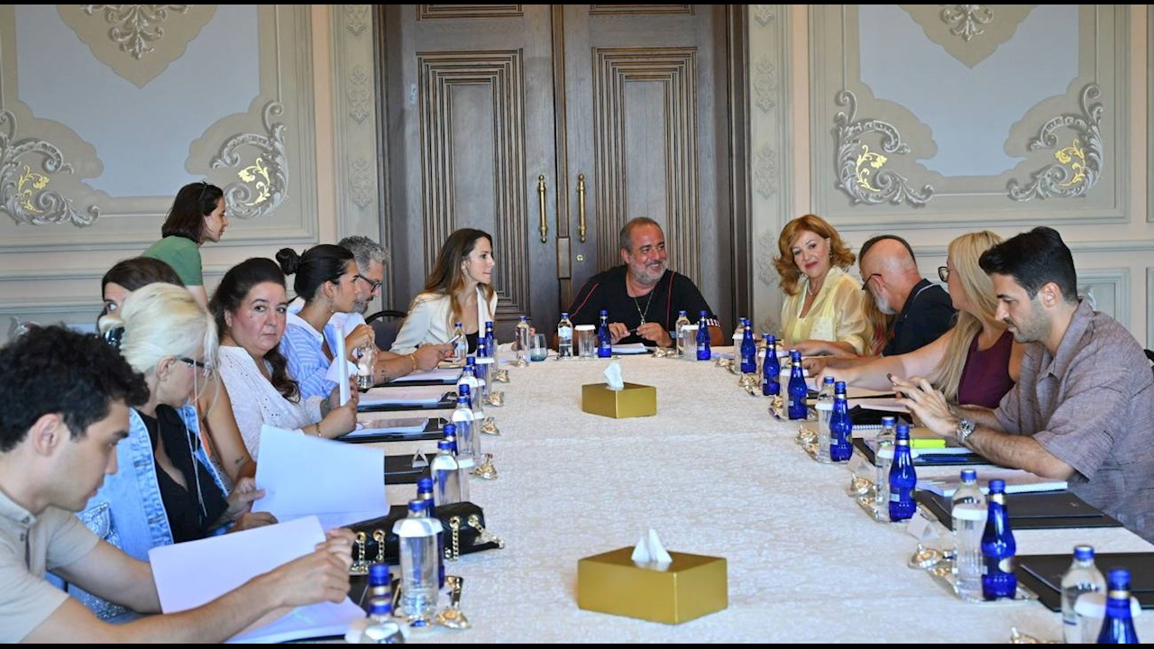Eda Ece, Sumru Yavrucuk ve İbrahim Selim’den yeni dikey dizi: “Yeni Nesil Aile” Haberi